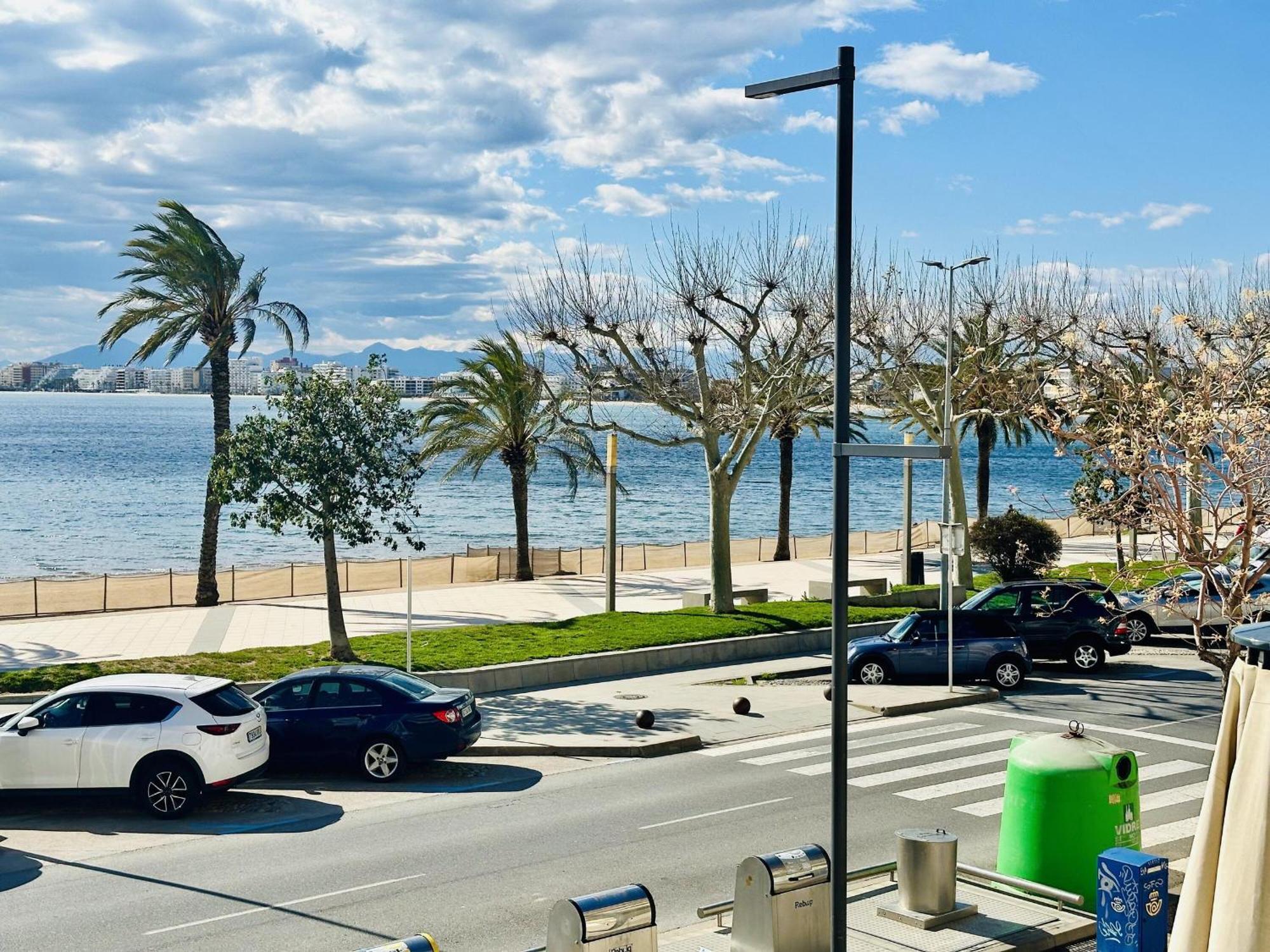 3390 Maritim B 1-a. A Primera Linea De Mar, En Corazon Mismo De A Tocar De La Playa - Es-258-147 Roses